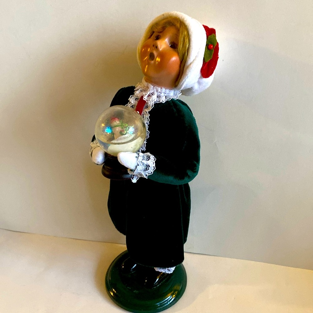 Byer`s Choice Caroler Figurine Girl Snow Globe 2006 Collectible Holiday Deco